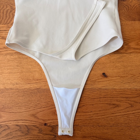 ALO Yoga Sleek Back Bodysuit in Ivory/White (Size M) - Picture 6 of 8